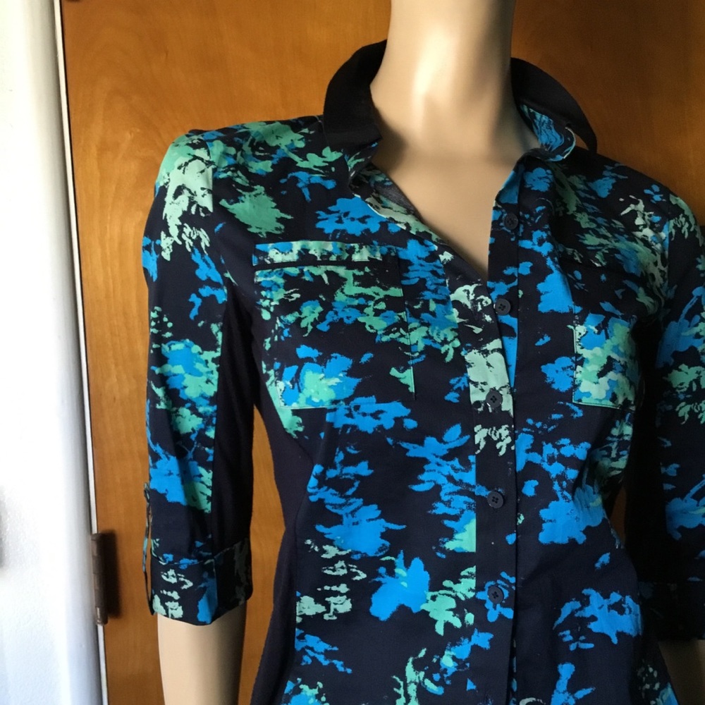 Tahari Dark floral blouse - stretch back Sz Small - Picture 3 of 4